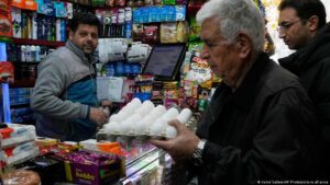 Los iraníes tienen los estantes llenos y el bolsillo vacío