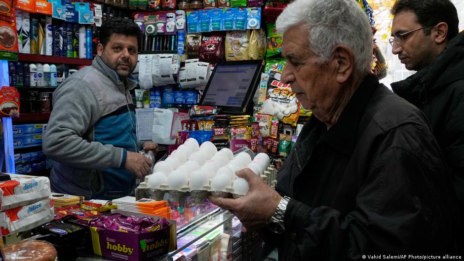 Los iraníes tienen los estantes llenos y el bolsillo vacío
