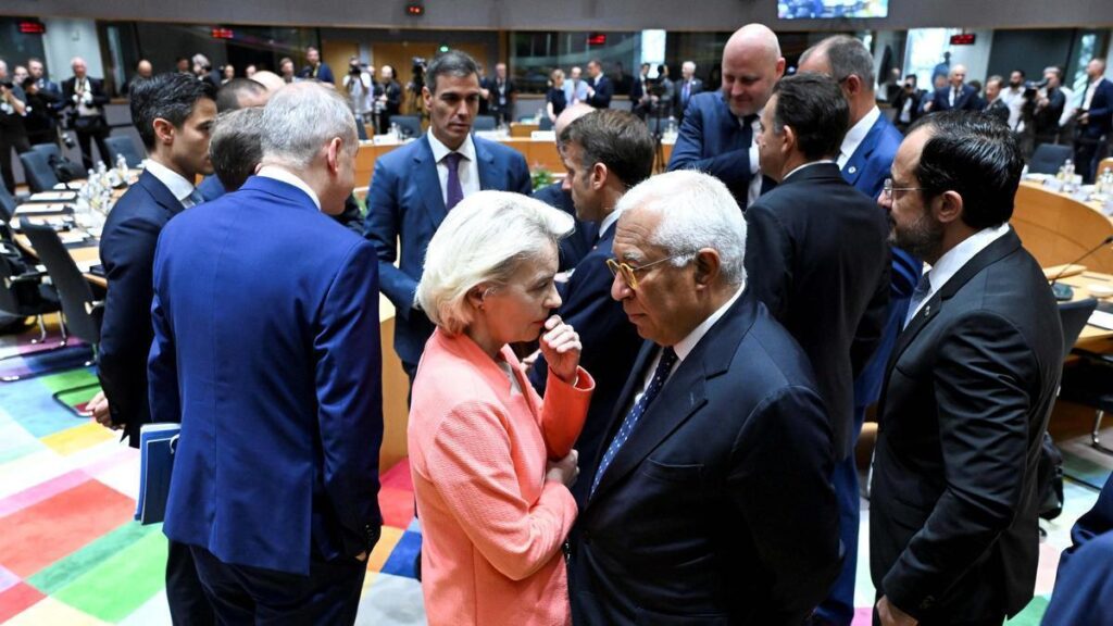 La presidenta de la Comisión Europea, Ursula von der Leyen, y el presidente del Consejo Europeo, Antonio Costa charlan junto an un grupo de líderes durante la reunión del Consejo Europeo en Bruselas.