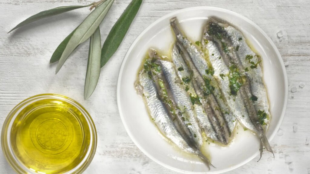 Los mejores chefs coinciden sobre cocinar boquerones en vinagre: "para desangrar el pescado, hay que utilizar agua, hielo y sal"