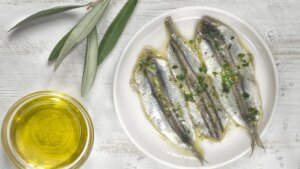 Los mejores chefs coinciden sobre cocinar boquerones en vinagre: «para desangrar el pescado, hay que utilizar agua, hielo y sal»