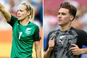 Los neozelandeses Jenny y Tyler Bindon se convierten en la primera pareja de madre e hijo que participa en los Mundiales de fútbol | elmundo.es