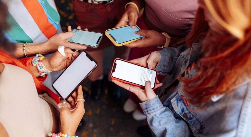 Los padres españoles no coinciden: solo el 30% prohibiría las redes sociales y tienen serias dudas con que los sistemas de verificación funcionen