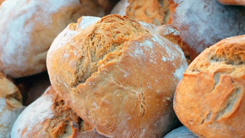 Los panaderos explican por qué en verano debes cambiar tu método de conservación: "Usaría una bolsa de plástico"