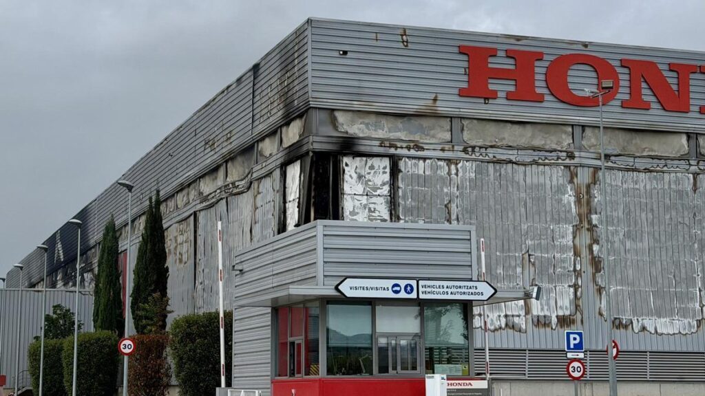Estado en que quedó la fábrica de Montesa-Honda en Santa Perpetua de la Moguda tras el incendio.