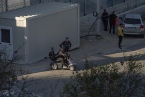 MIGRACIÓN ITALIA | Intentos de suicidio, autolesiones y revueltas: así fueron los primeros 48 días en el centro de repatriación de Meloni en Albania | elperiodico.com