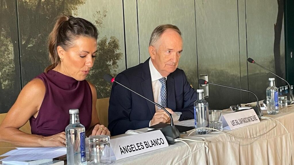 El secretario general de Política de Defensa, Juan Francisco Martínez Núñez, junto a la periodista televisiva Ángeles Blanco este martes en el Seminario Internacional de Seguridad y Defensa de Toledo
