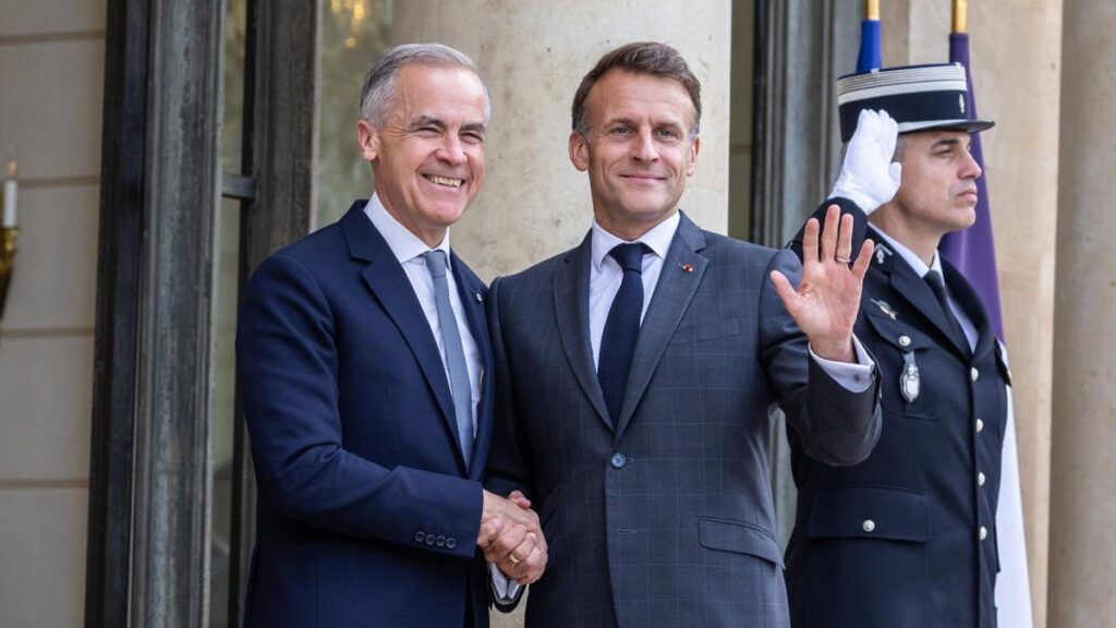 El presidente francés, Emmanuel Macron, da la bienvenida al primer ministro de Canadá, Mark Carney, a su llegada al Elíseo este viernes.