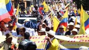Maestros de Ecuador protestan contra acuerdo ministerial