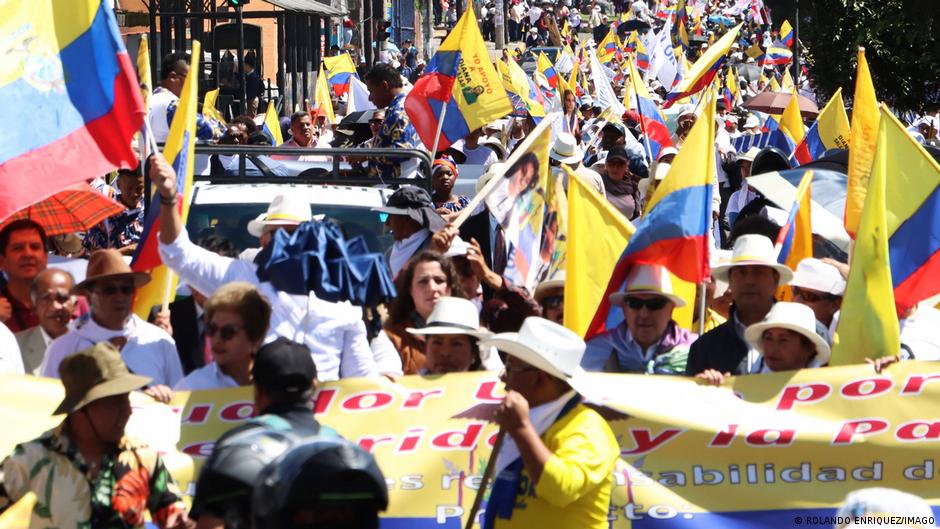 Maestros de Ecuador protestan contra acuerdo ministerial