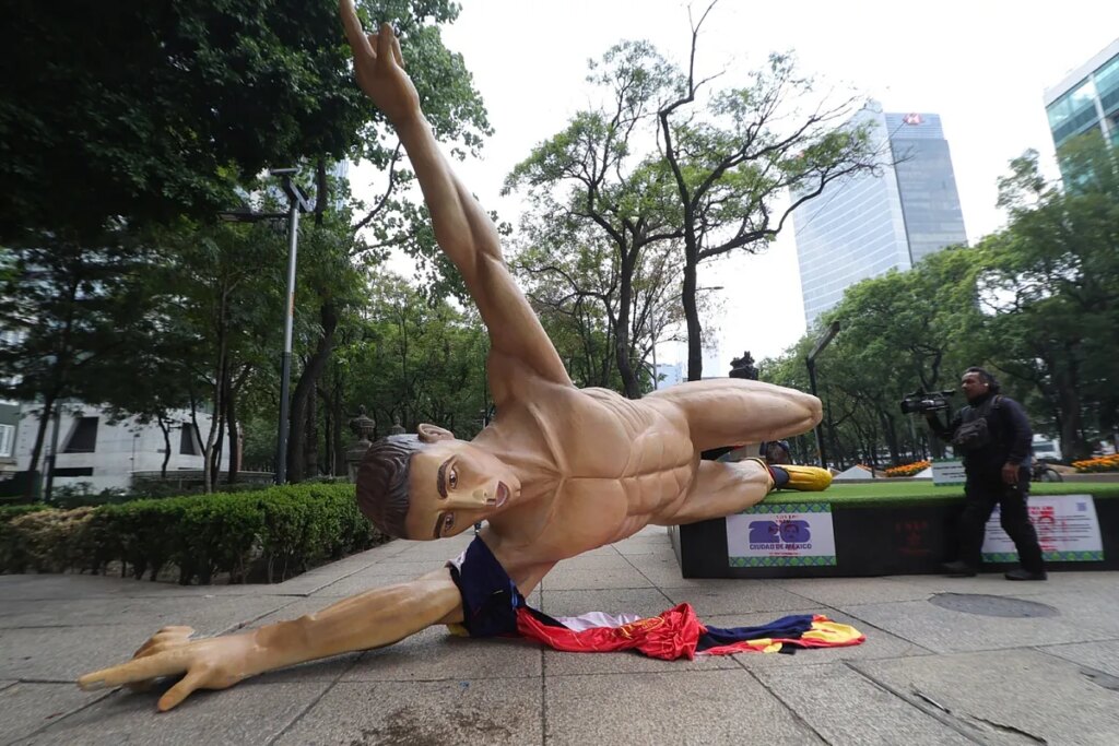 Maestros mexicanos derriban estatuas del Mundial de Fútbol en medio de protestas
