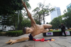 Maestros mexicanos derriban estatuas del Mundial de Fútbol en medio de protestas | elmundo.es