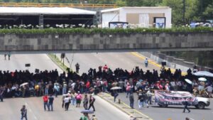 Maestros mexicanos realizaron actos violentos y bloqueos en medio del diálogo con el Gobierno