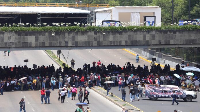 Maestros mexicanos realizaron actos violentos y bloqueos en medio del diálogo con el Gobierno