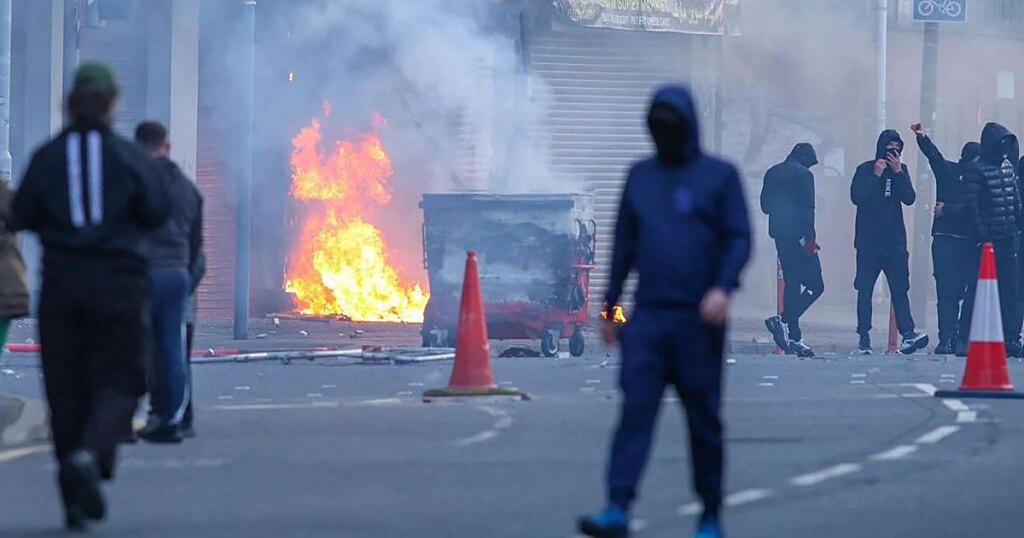 Manifestantes antiinmigración incendian Belfast tras el apuñalamiento de un hombre por un refugiado