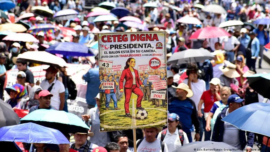 Manifestantes bloquean acceso al estadio Azteca de México