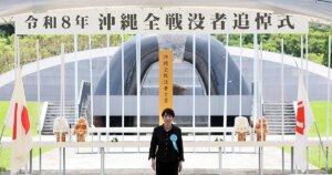 Manifestantes pacifistas abuchean a la primera ministra japonesa en un acto de la Segunda Guerra Mundial