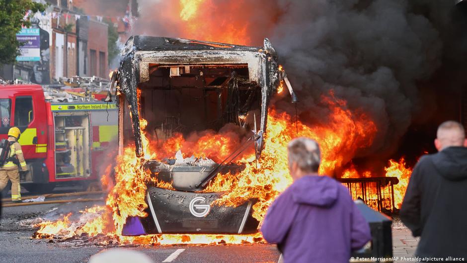 Manifestantes queman vehículos tras apuñalamiento en Belfast