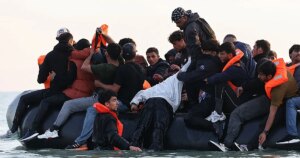 Más de 300 inmigrantes que viajaban hacia Reino Unido fueron secuestrados y amenazados con la extracción de órganos en Libia