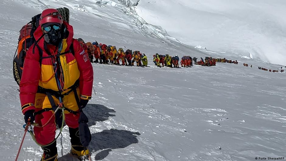 Más de mil montañistas coronaron el Everest esta temporada
