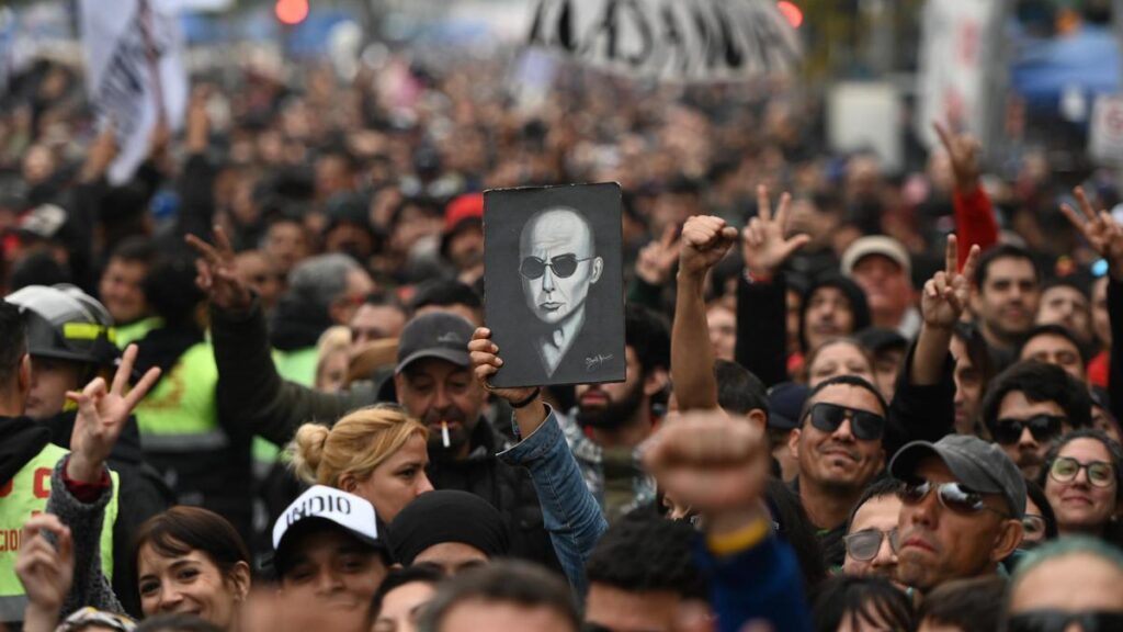 Más de un millón de personas despiden al Indio Solari, uno de los grandes cantautores argentinos de todos los tiempos | elperiodico.com