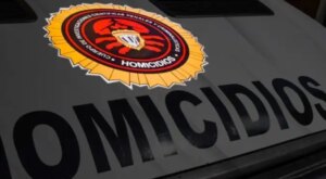 Mata a golpes a su hijastra de cuatro años delante de su madre