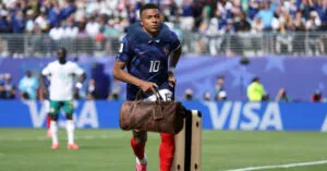 Mbappé aprovecha cooling break para ir a Madrid a ver a Ester Expósito – El Chigüire Bipolar