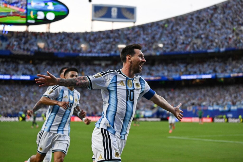 Messi anotó tres y es el máximo goleador en los mundiales: Argentina ganó a Argelia 3-0