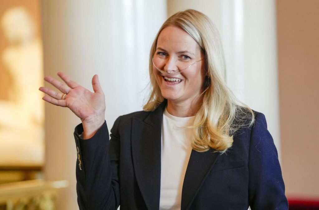 Oslo (Norway), 10/04/2026.- Norway's Crown Princess Mette Marit wears breathing assistance as the Crown Prince Family holds a reception for the Norwegian athletes from the Milano Cortina 2026 Winter Paralympic Games, in Oslo, Norway, 10 April 2026. (Noruega) EFE/EPA/Lise Aserud / POOL NORWAY OUT NORWAY OUT. NORWAY OUT NORWAY OUT