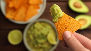 México da una lección a España: para hacer el «auténtico» guacamole hay que usar cebolla blanca picada y el zumo de limón no debe estar muy exprimido