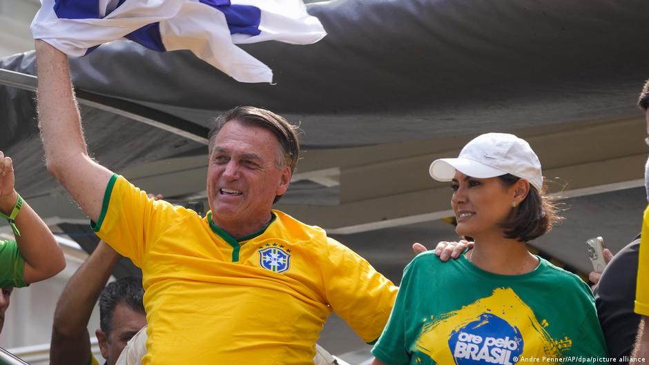 Michelle Bolsonaro acusa de irrespeto a Flávio Bolsonaro