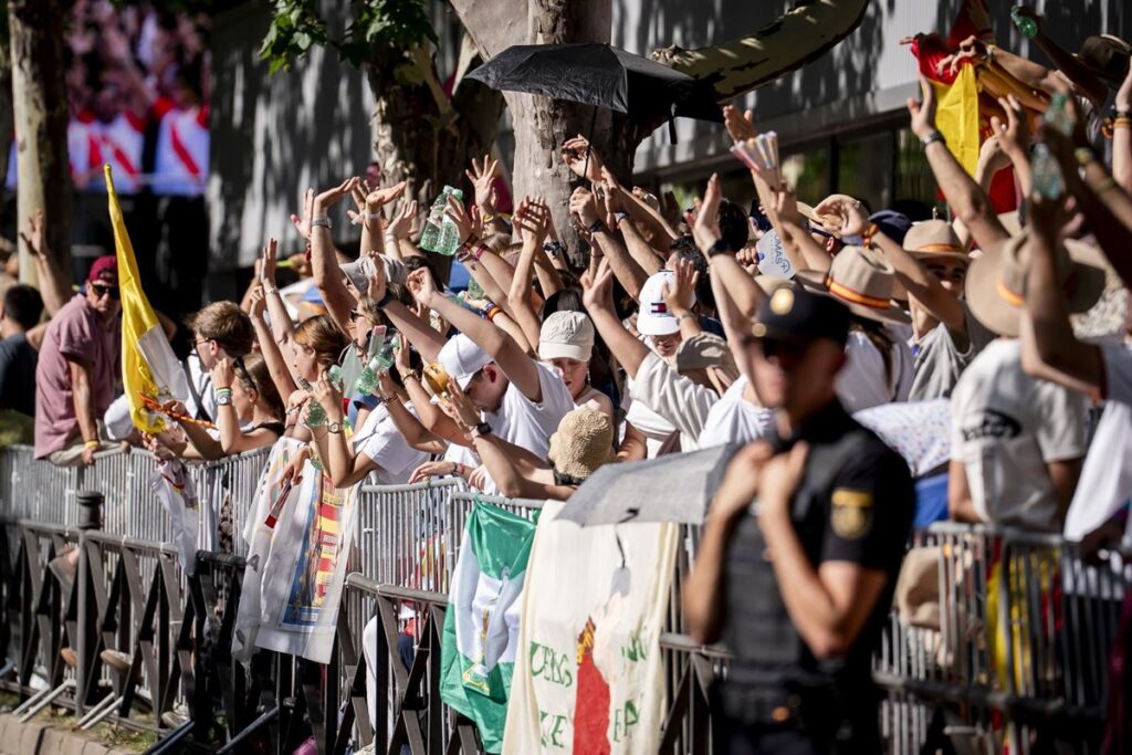 Miles de jóvenes arropan al Papa en la Vigilia: "Estoy un poco fría con Dios y quiero reencontrarme con él"