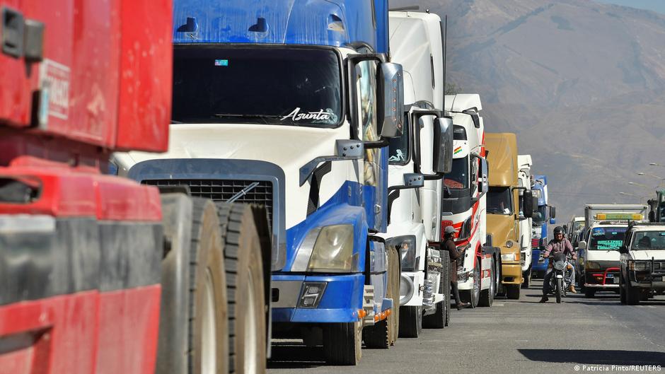 Miles de transportistas atrapados en los bloqueos de Bolivia