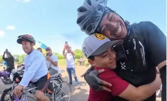 'Miltico' avanza en su rodada entre abrazos y palabras de aliento