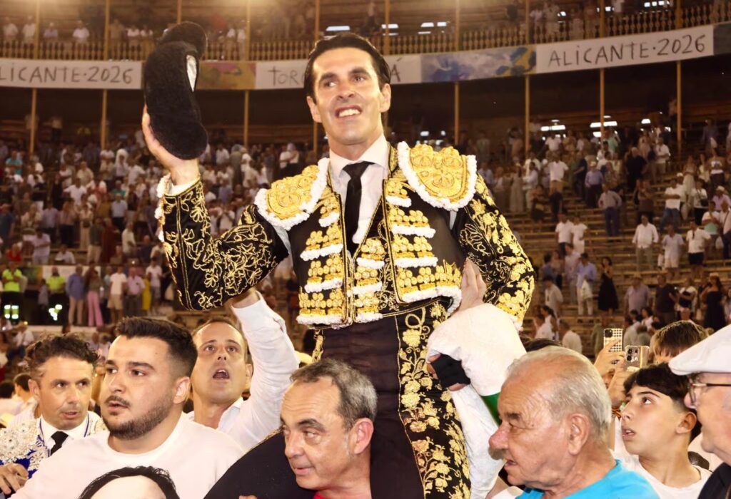 Alejandro Talavante, a hombros tras cortar las dos orejas al quinto toro de la tarde.