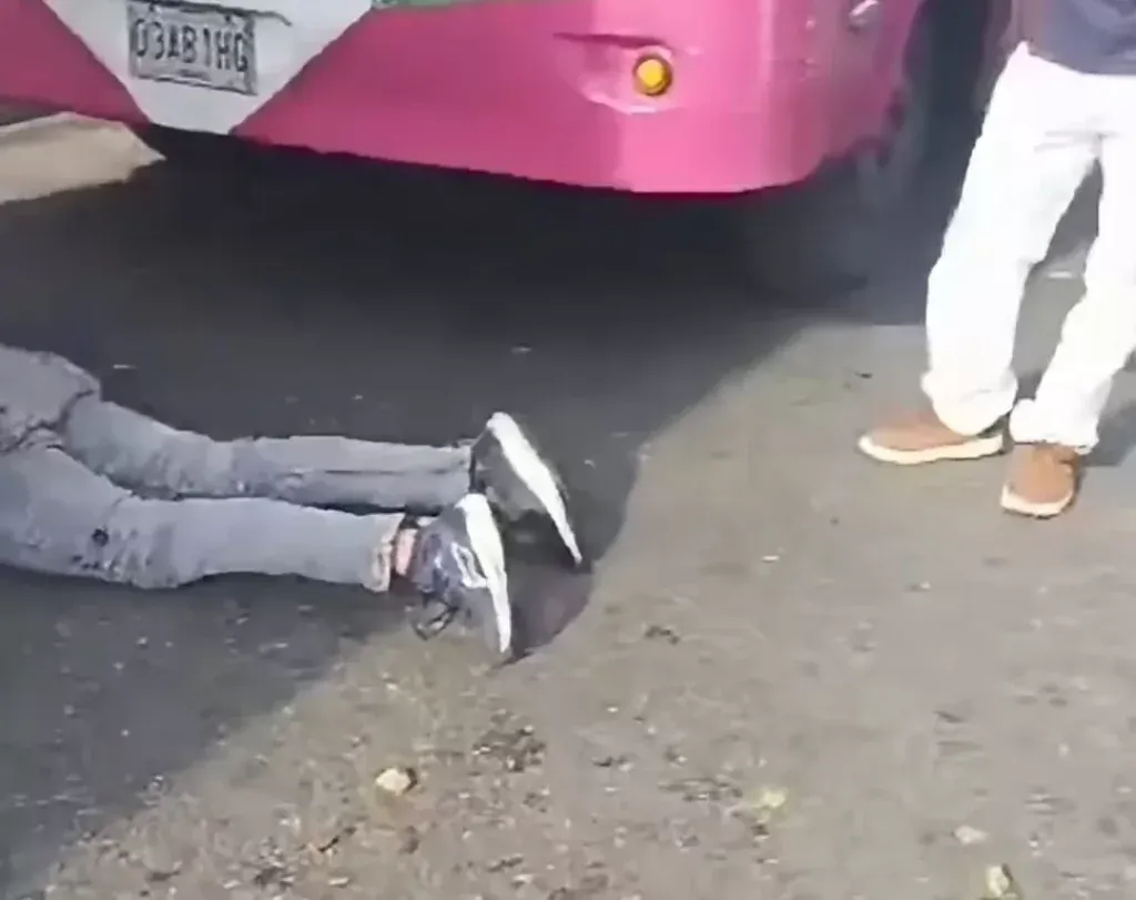 Motorizado herido tras caer en hueco en la avenida Enrique Tejera