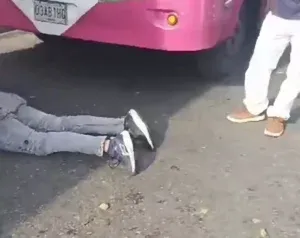 Motorizado herido tras caer en hueco en la avenida Enrique Tejera