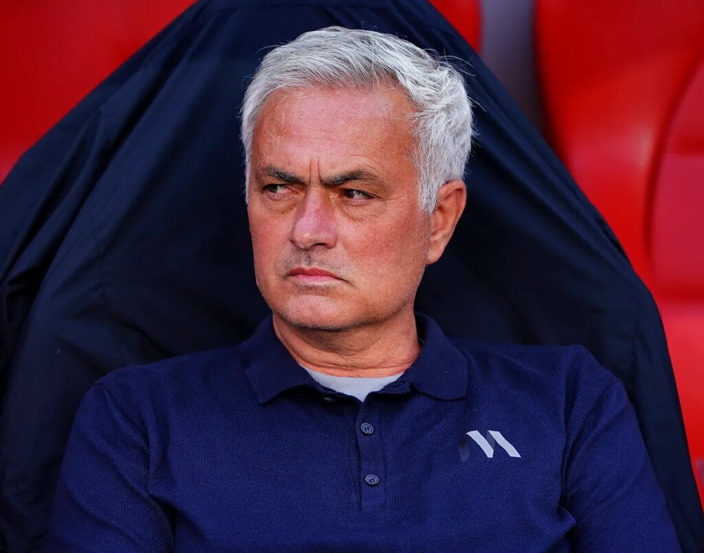 Mourinho ya es entrenador del Madrid: 15 millones, reuniones e incertidumbre en el vestuario por el mercado