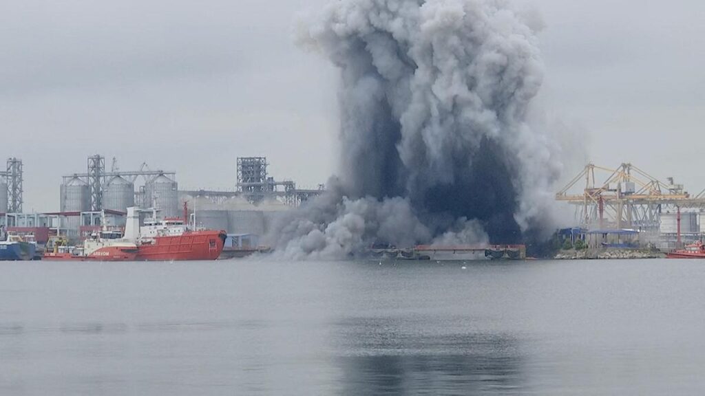 Humo en el puerto de Constanta, en Rumanía, en el Mar Negro, tras la explosión de un dron.