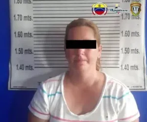 Mujer vendía fotos desnudas de su hija de 15 años