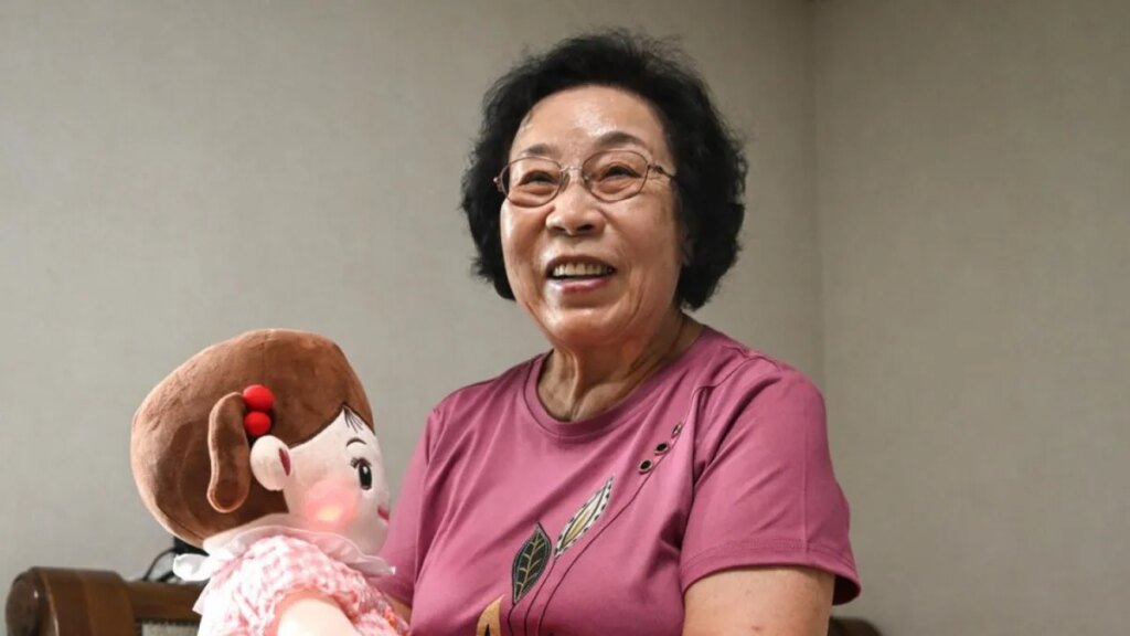 Muñecas programadas con IA funcionan como asistentes para cuidar adultos mayores en Corea del Sur