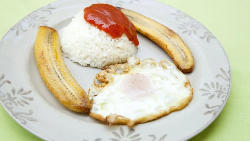Ni huevo ni tomate: el auténtico arroz a la cubana se hace con plátano y carne picada