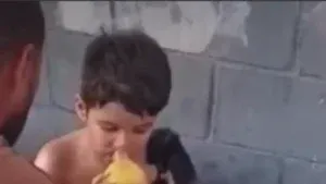 Niño es rescatado tras perder a su madre en el terremoto