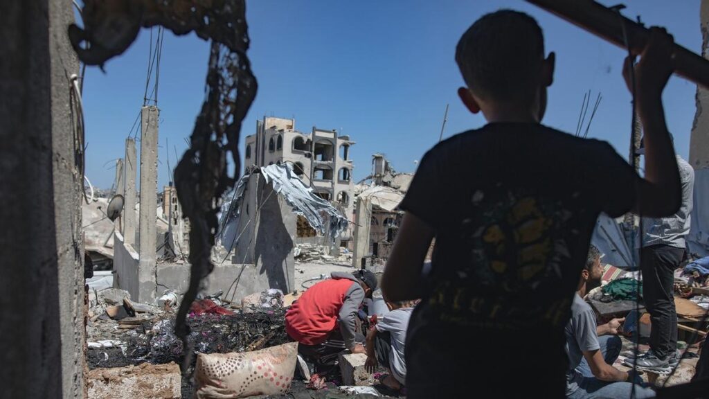 Palestinos inspeccionan el lugar de un ataque aéreo israelí en el que murió Mohamad Farwana durante la noche, víspera de su boda, en Khan Yunis, en el sur de Gaza.