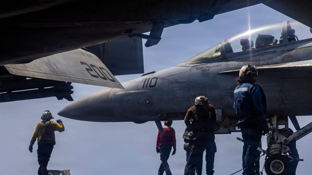 Un F-18 estadounidense sobre el portaviones Abraham Lincoln, el pasado 25 de mayo.