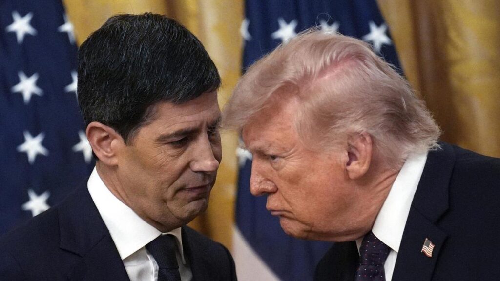 El presidente de la Reserva Federal (Fed), Kevin Warsh, y el presidente de Estados Unidos, Donald Trump, en el juramento del cargo del 'guardián del dólar'.