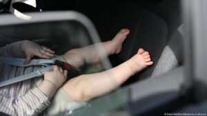 Ola de calor: por qué la gente olvida a sus hijos en el auto
