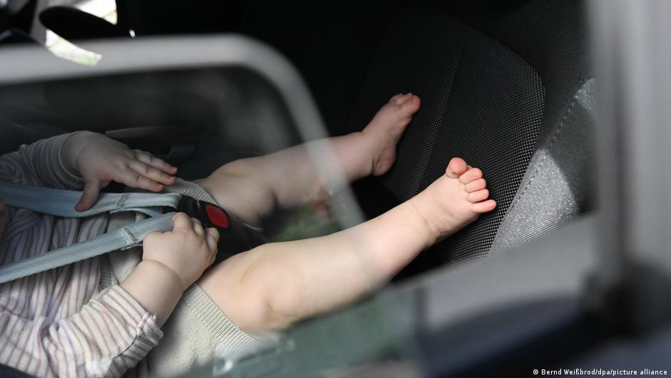 Ola de calor: por qué la gente olvida a sus hijos en el auto