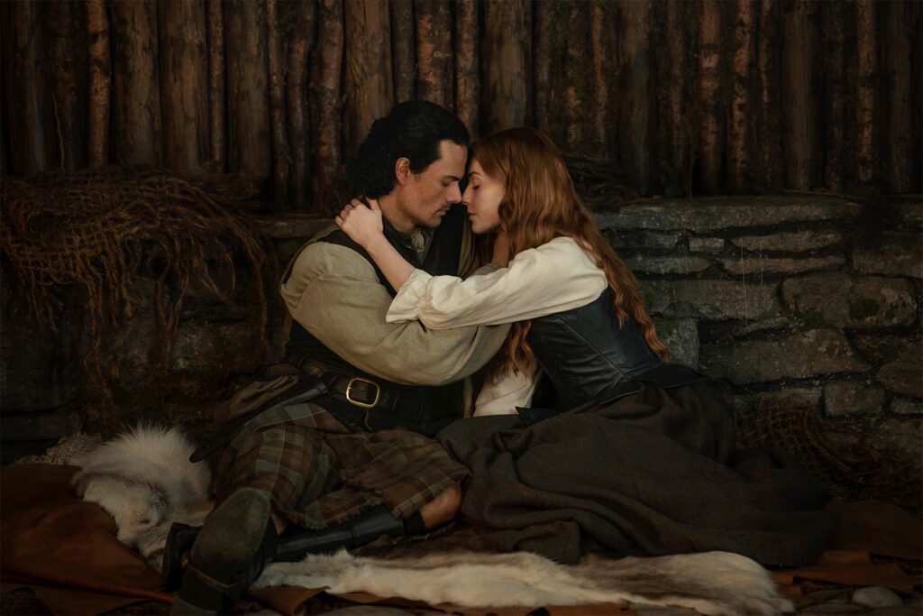 Jamie Roy y Harriet Slater, en la segunda temporada de 'Outlander: sangre de mi sangre'.