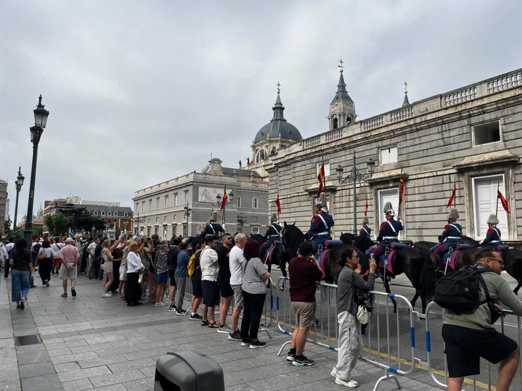 Papa.- Cientos de fieles dan la bienvenida a León XIV: "Papa León, te queremos un montón"